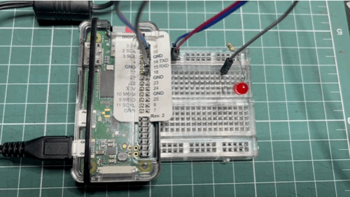 Um Raspberry Pi Zero fazendo um LED vermelho piscar.