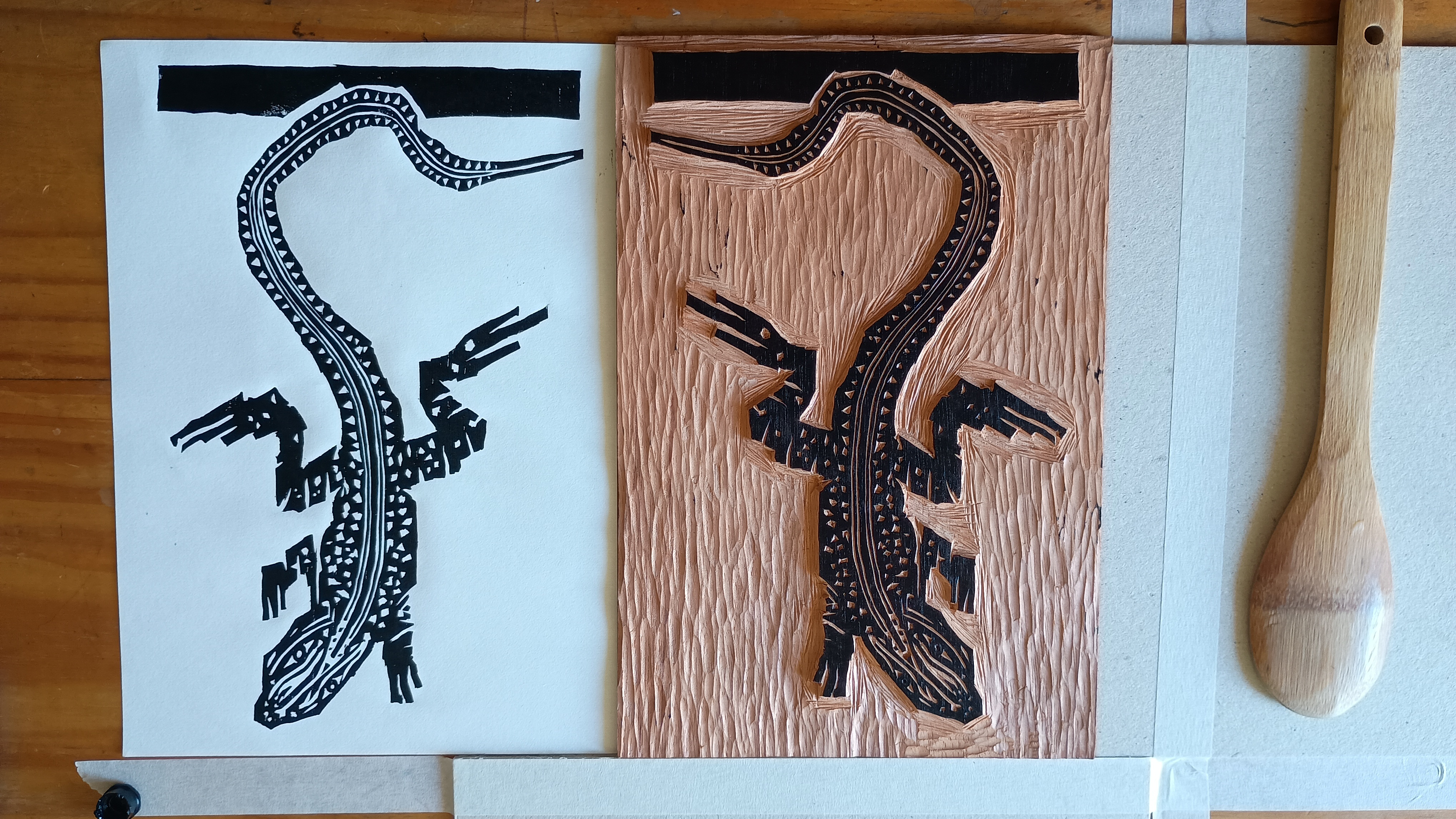 Foto mostrando uma colher de pau,
a matriz da xilogravura em madeira, e uma gravura impressa.