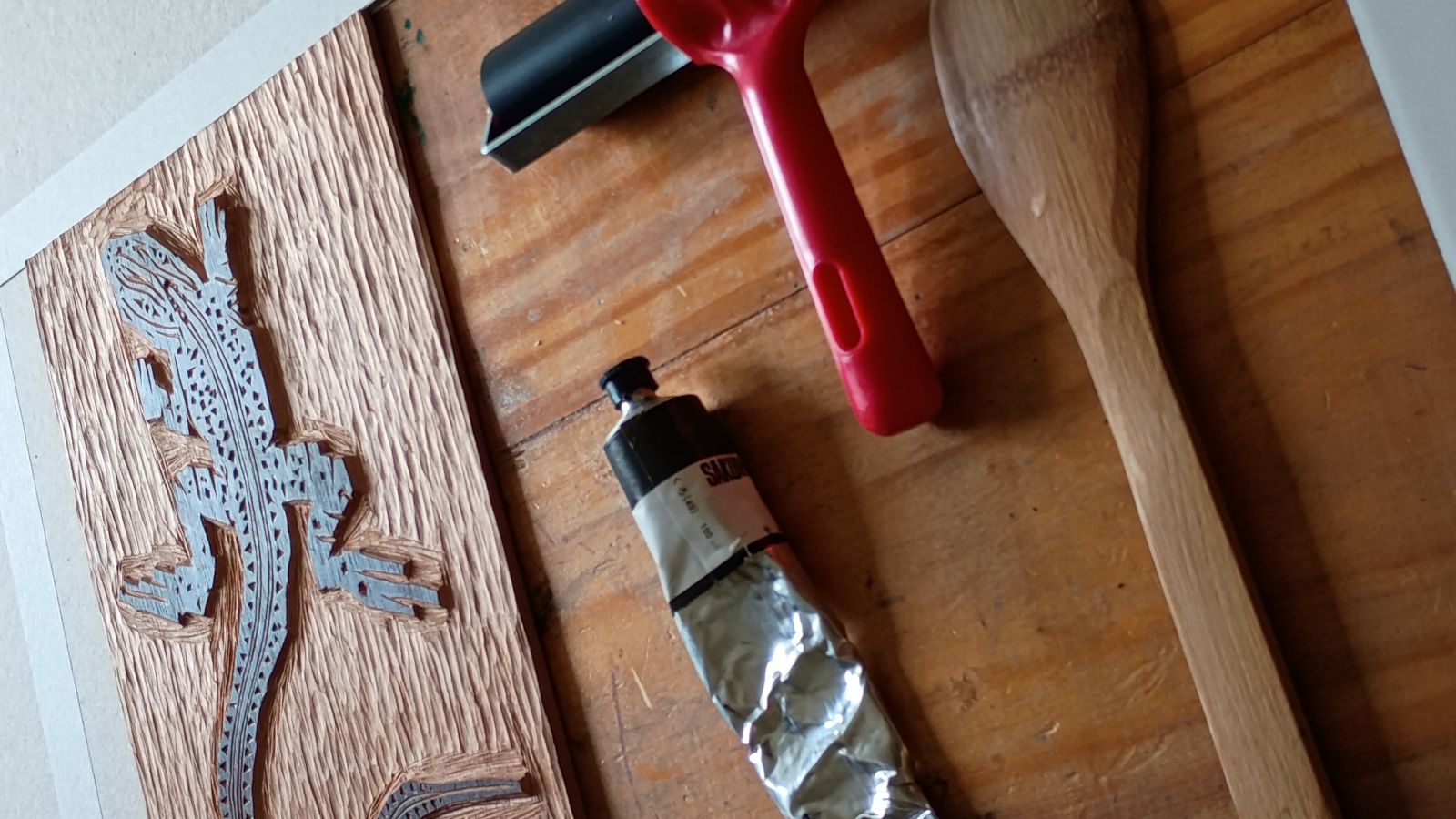 Ferramentas de trabalho tradicionais da xilogravura.